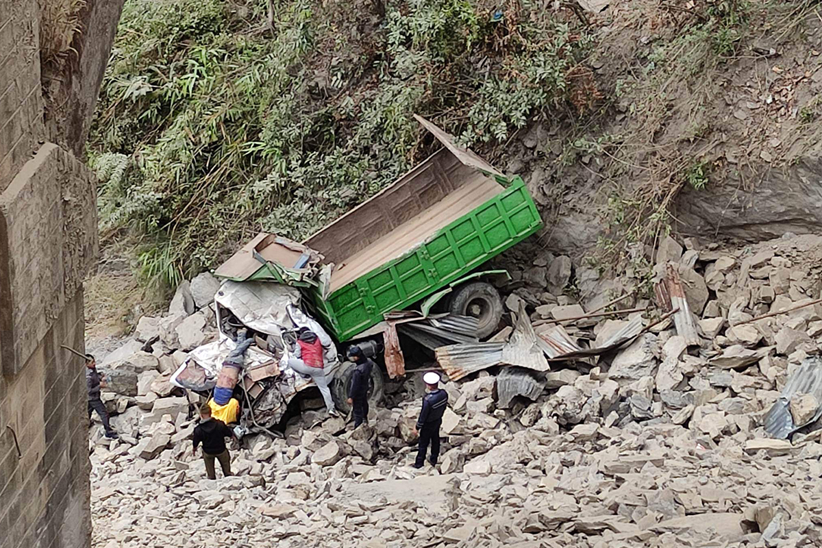 नारायणगढ–मुग्लिन सडकखण्डमा पुलबाट ट्रक खस्दा एक जनाको मृत्यु