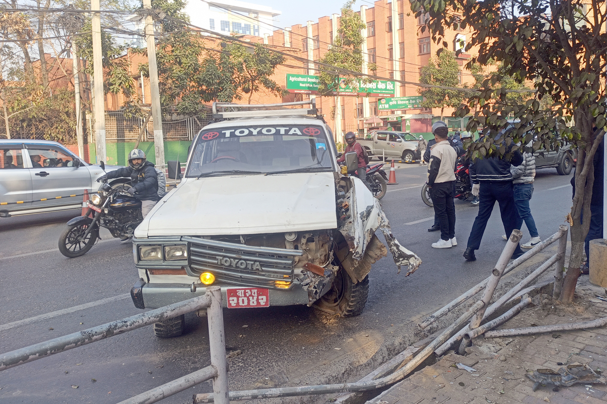 सिंहदरबारको आडैमा जिप दुर्घटना