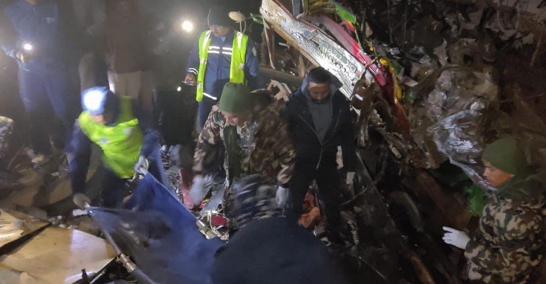 बस र ट्रक जुध्दा तीनको मृत्यु, २८ जना घाइते