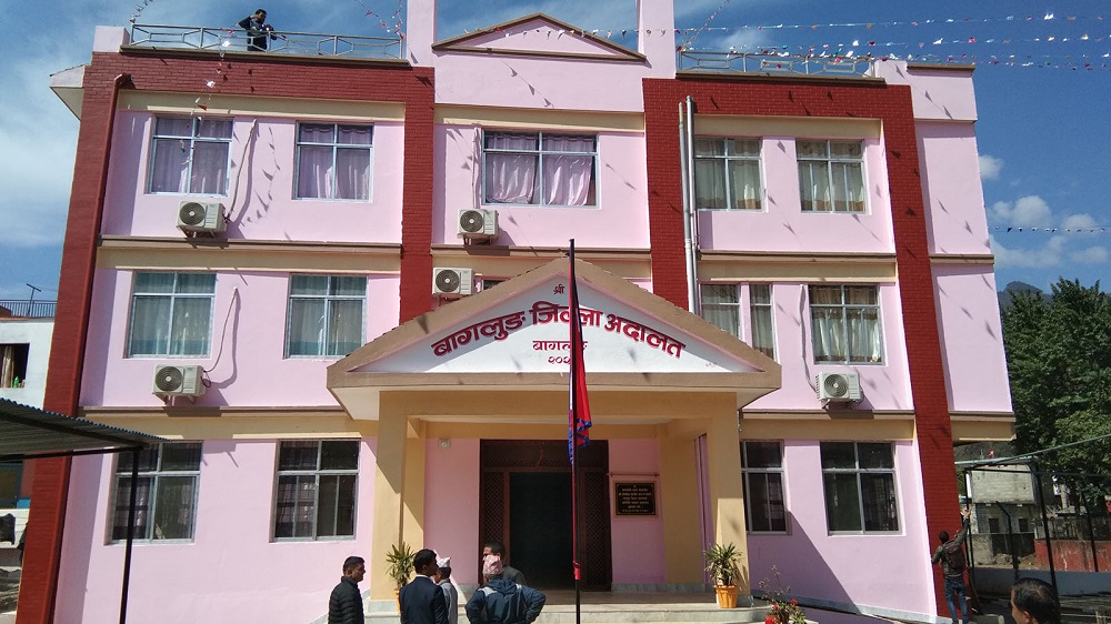 आठ वर्षपछि पुनःनिर्माण गरिँदै अदालत भवन