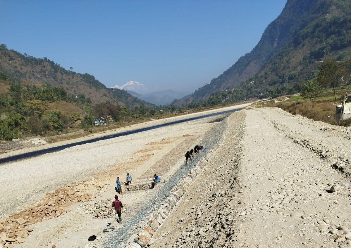 आँधीखोलामा तटबन्ध निर्माण