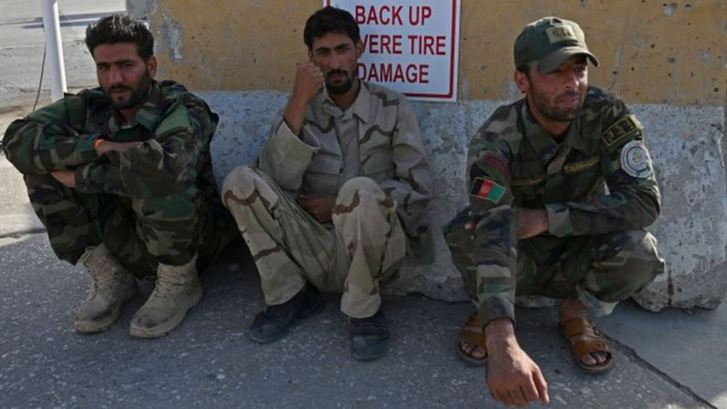 अफगान बैंकिङ प्रणाली 'कोल्याप्स' हुने खतरा, पैसा झिक्न जानेलाई ढुंगाले हान्छन् तालिवान