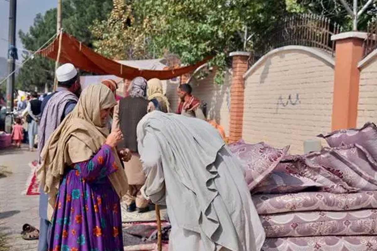 अफगानिस्तान संकट : नगद अभाव हुन थालेपछि सम्पत्ति बेच्दै अफगानीहरु