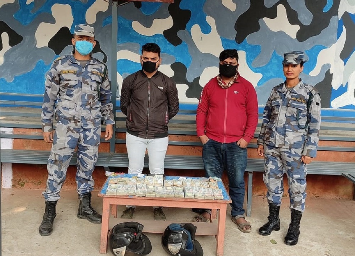 हेल्मेटभित्र १८ लाख रुपैयाँ, दुई जना पक्राउ