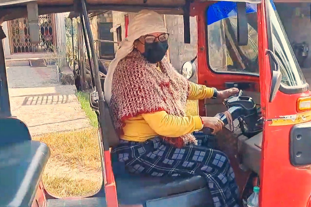अनिताले अटो चलाएर फर्काइन् विदेशिएका श्रीमान् 