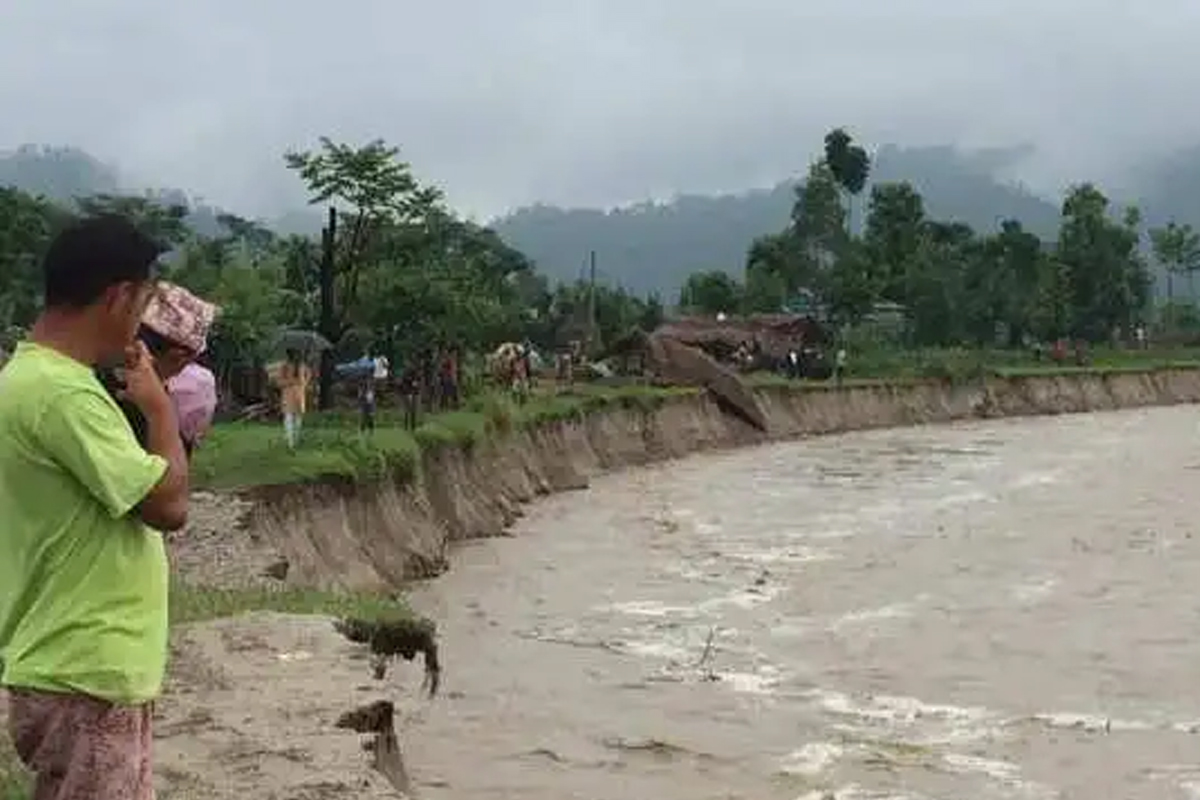 कर्णालीमा बनेका तटबन्ध भत्किँदा बस्ती जोखिममा