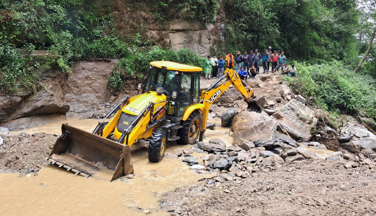 बाढीले अवरुद्ध दिक्तेल-चखेवाभञ्ज्याङ सडक सञ्चालनमा