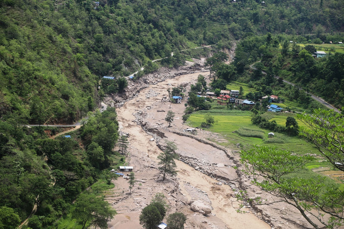 बाढीपहिरोले बाटो अवरुद्ध भएपछि विद्यार्थीको पढाइ प्रभावित