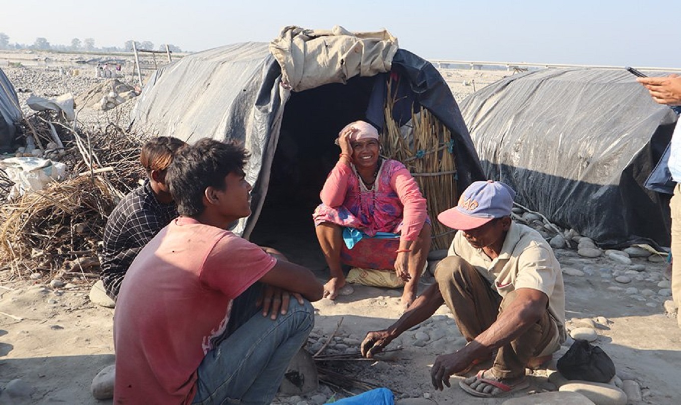 परिवार पाल्न नौ महिना बगरको बास