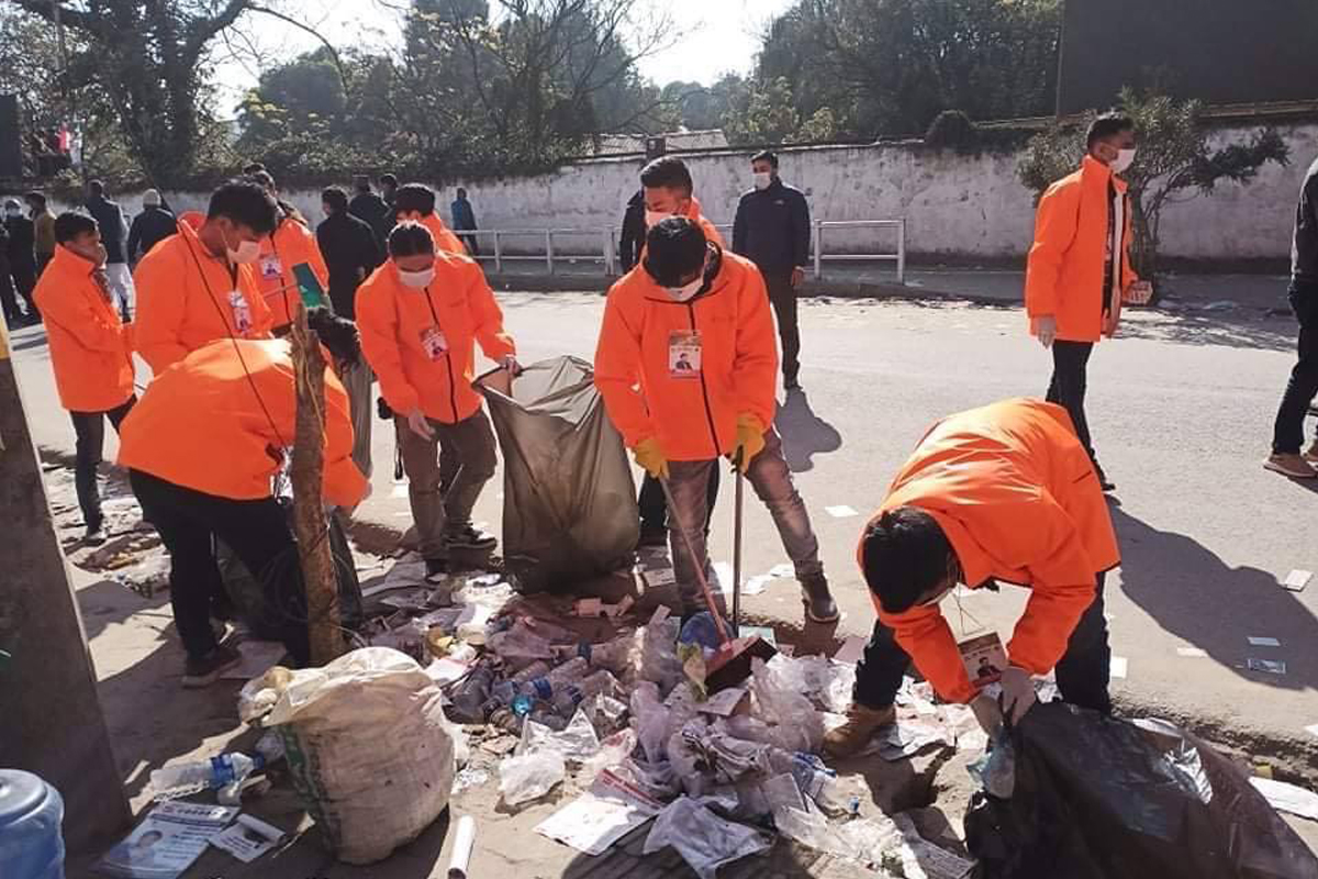 महाधिवेशनस्थलमा सरसफाइ गरेर भोट माग्दै राजेन्द्र बजगाईं