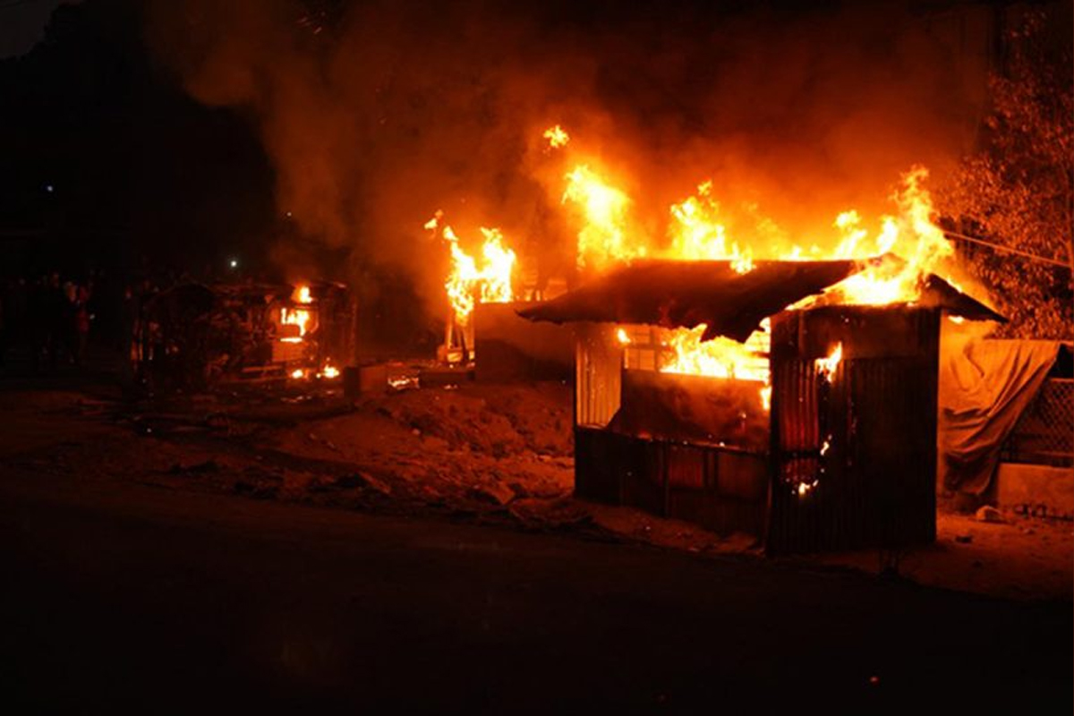 यातायात मजदुरको आन्दोलन: प्रहरीका दुई गाडीमा क्षति, अस्थायी प्रहरी विट जलाइयो