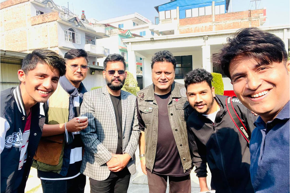 बालेनलाई गायक–कलाकारको साथ