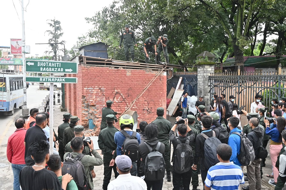 महानगर आज रत्नपार्क र भोटाहिटीका अवैध संरचना हटाउँदै