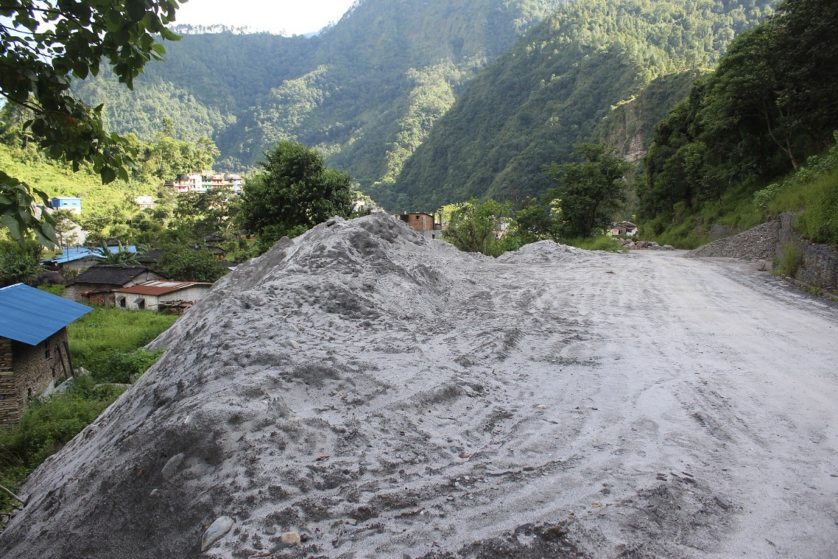 ठेक्काबिनै बालुवा उत्खनन् हुँदा गुम्यो राजस्व