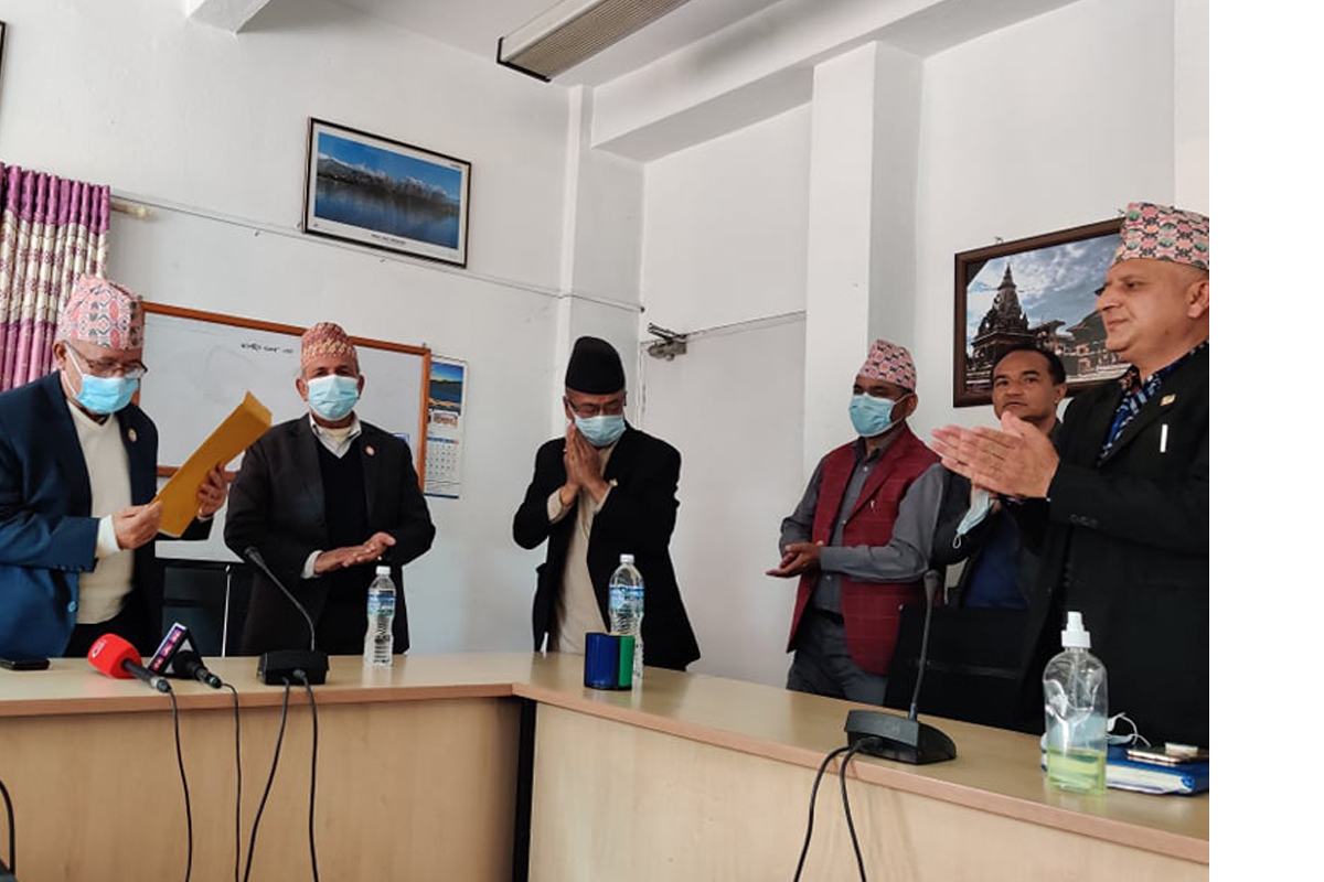 प्रधानन्यायाधीशलाई महाभियोग लगाउन माधव नेपाललाई बारको ज्ञापनपत्र
