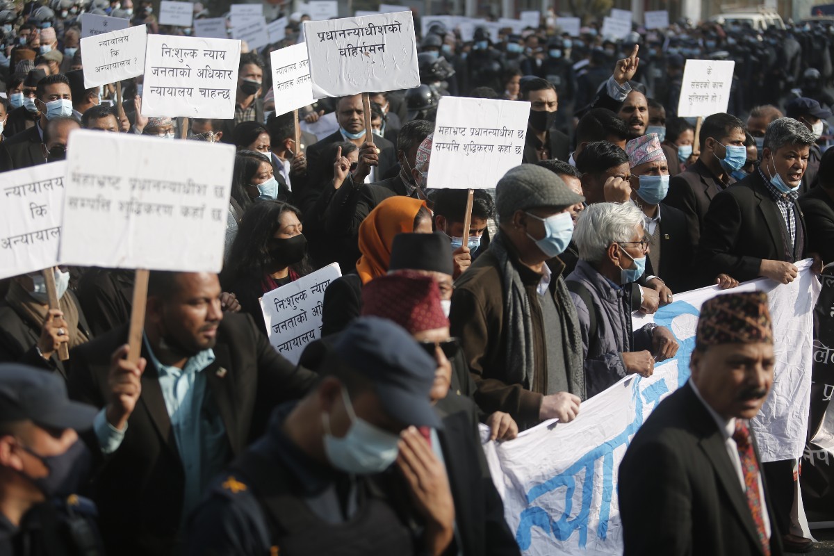 प्रधानन्यायाधीशलाई दिइएको सुविधा खोस्‍न नेपाल बारको माग