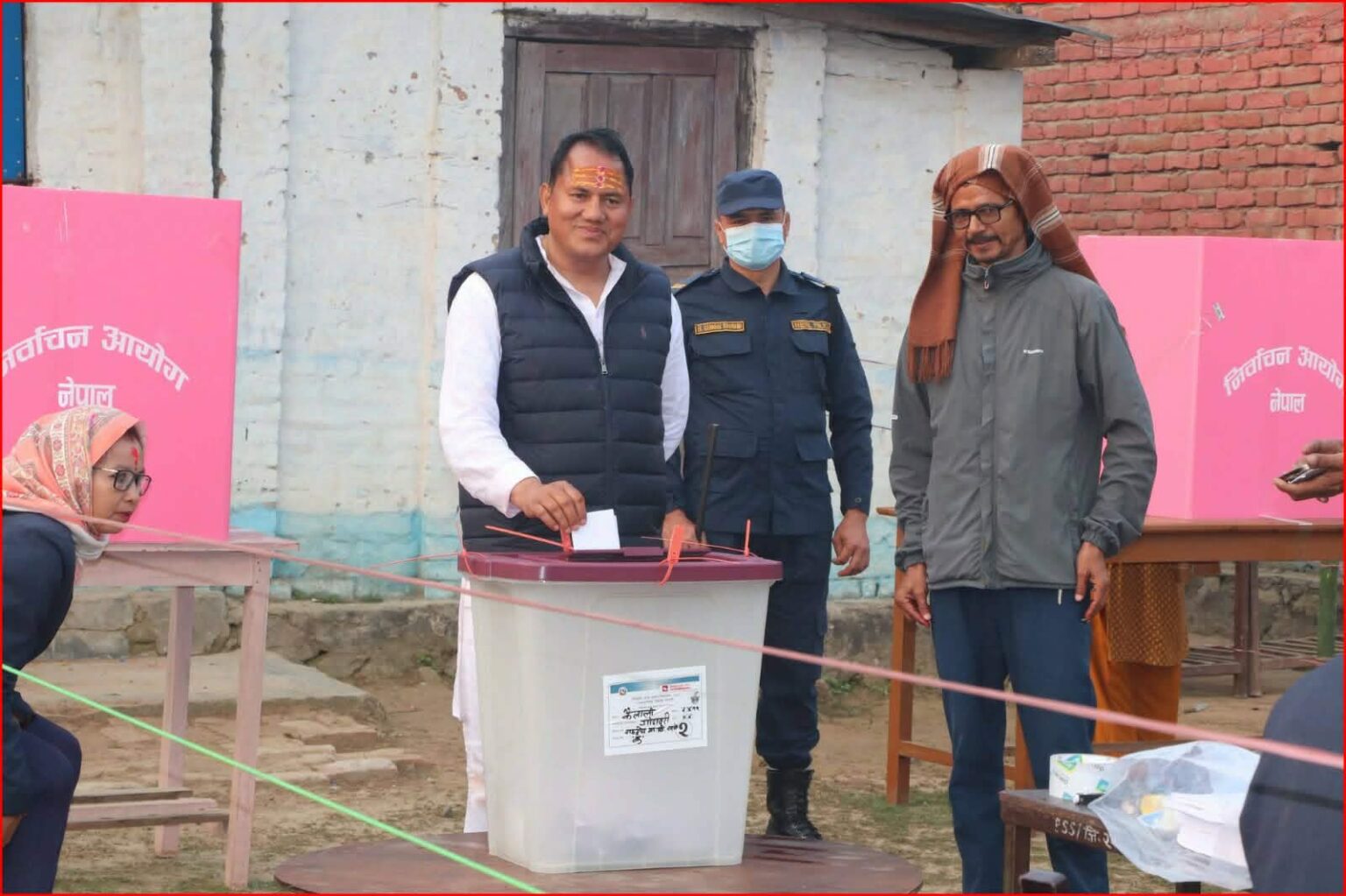 कैलाली–४ मा कांग्रेस उम्मेदवार आनन्दले गरे मतदान