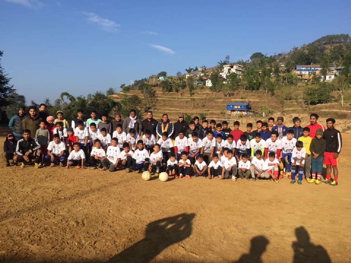 खोटाङ फुटबल एकेडेमीलाई विराटनगर सिटी फुटबल क्लबद्वारा खेल सामग्री प्रदान