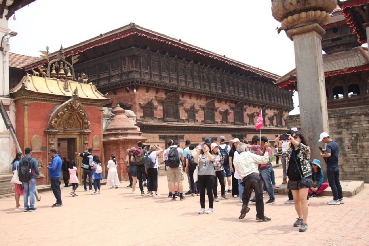 भक्तपुरमा अवलोकनका लागि आएका विदेशी पर्यटक