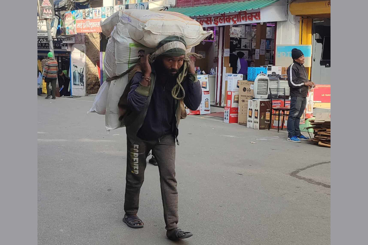 भारतमा भारी बोकेर छोराछोरी पढाउन पनि पुग्दैन पैसा