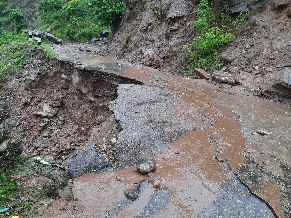सडक भासिँदा बागलुङ-बेनी सडकमा यातायात प्रभावित