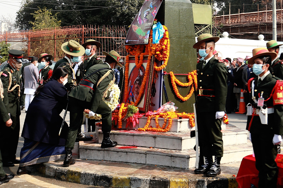 राष्ट्रपतिले गरिन् पृथ्वीनारायण शाहको सालिकमा माल्यार्पण