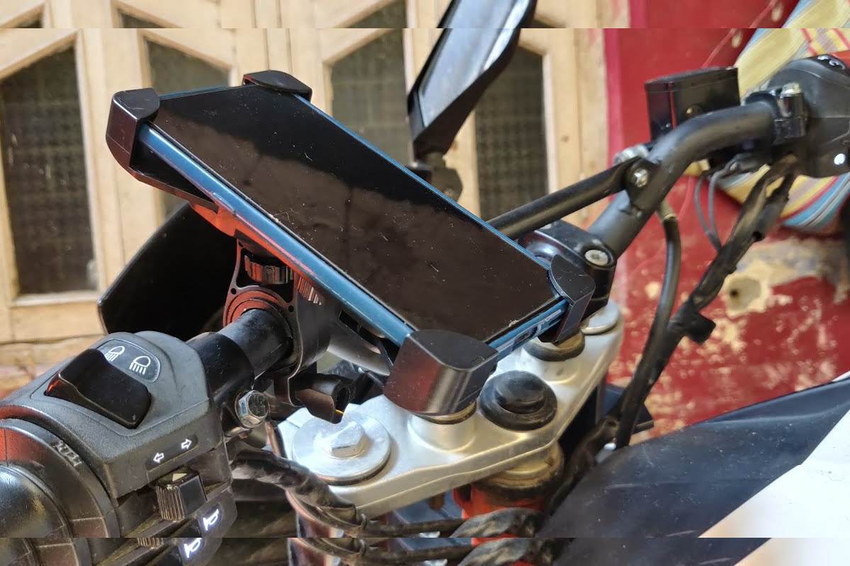 उच्च अदालत पाटनको आदेश- मोटरसाइकलमा मोबाइल होल्डर राख्न दिनू