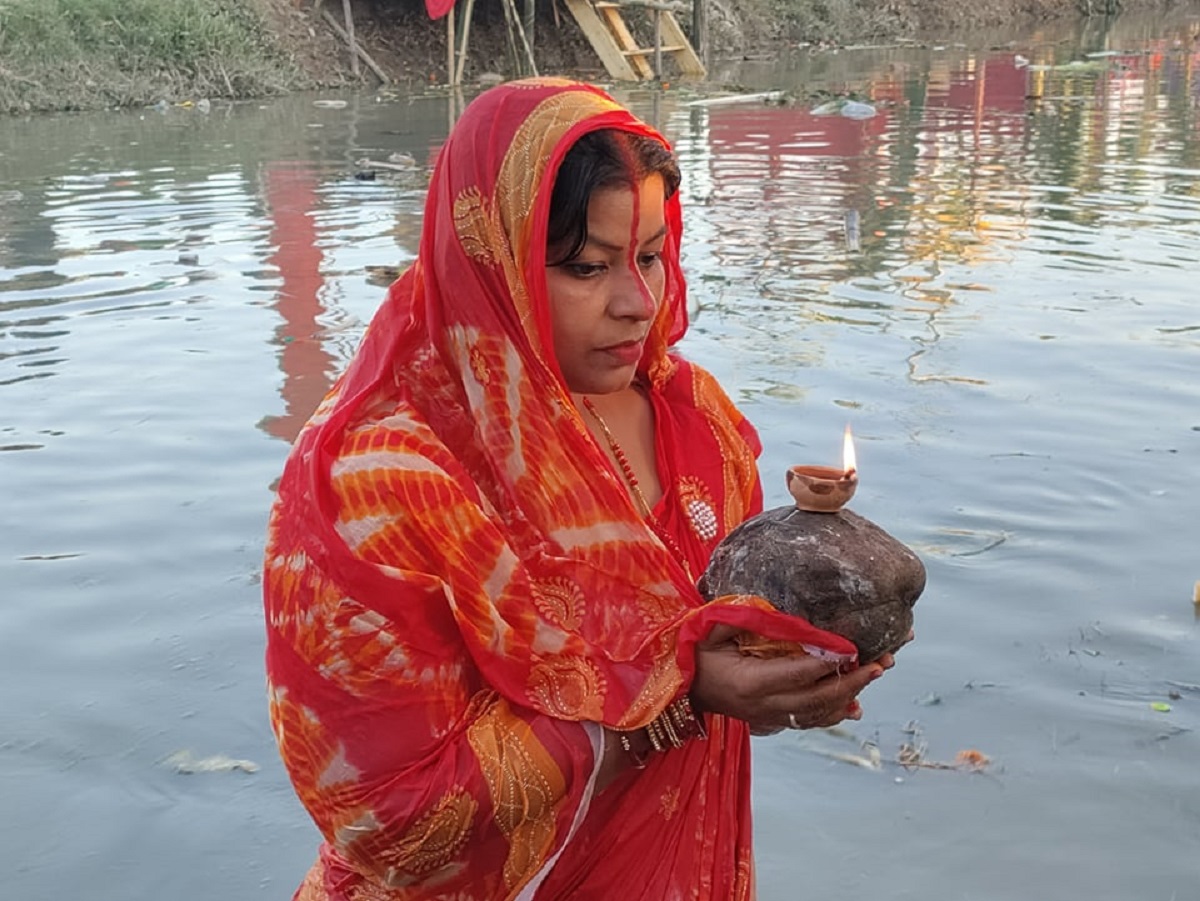 सूर्यलाई अर्घ्य-पूजा, यस्तो छ विराटनगरको दृश्य