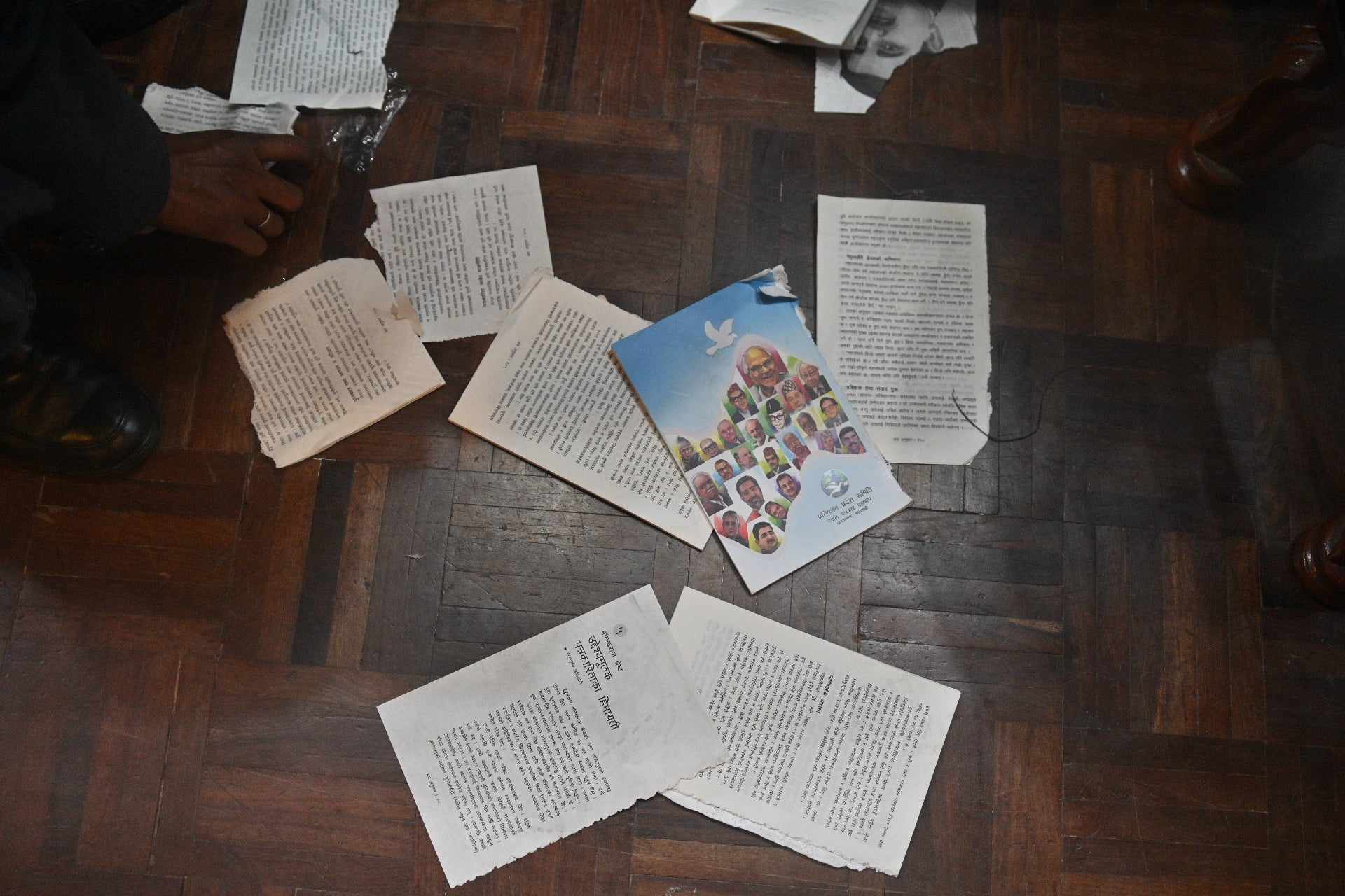 विमोचन हुन लागेको पुस्तक पत्रकारले च्यातिदिएपछि...