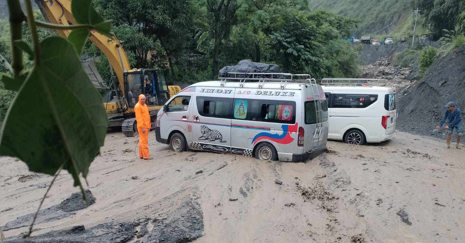 लेदो खसेर बिपी राजमार्ग अवरुद्ध