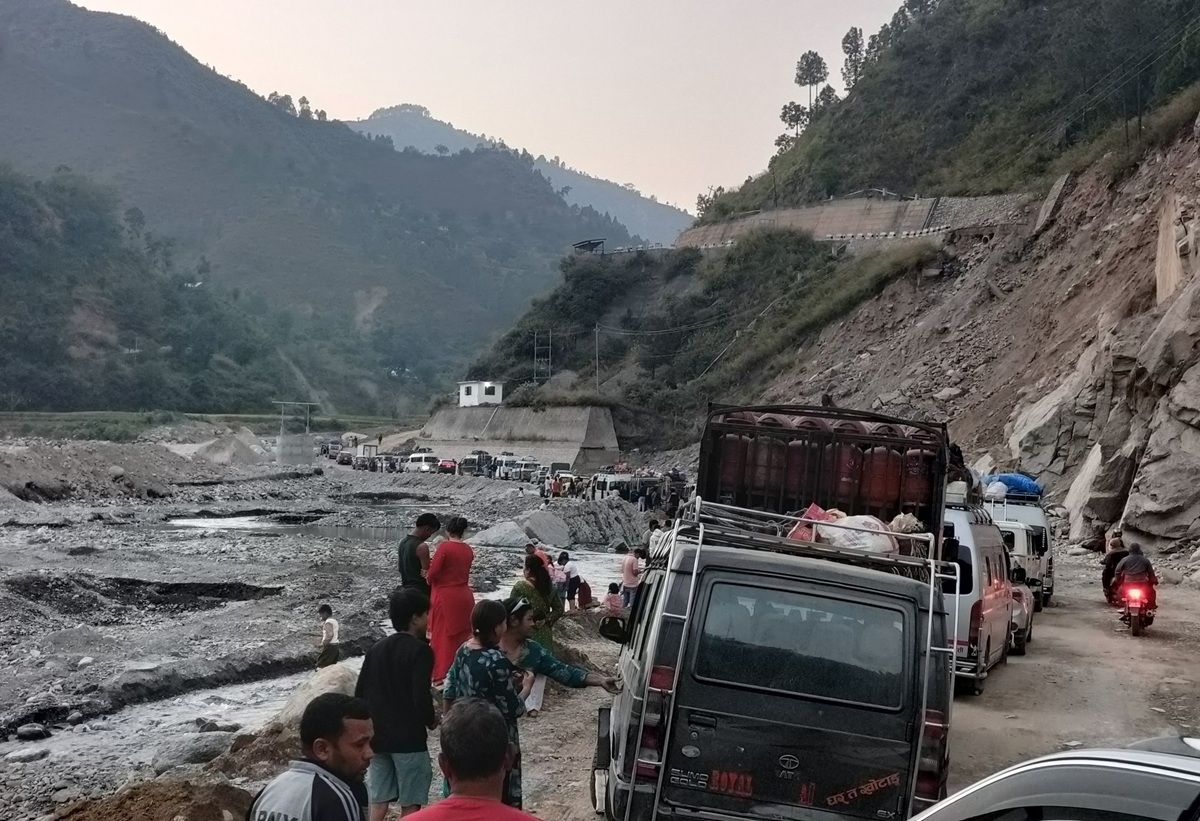 अबरुद्ध बिपी राजमार्गमा बिहानदेखि यातायात सञ्चालनमा