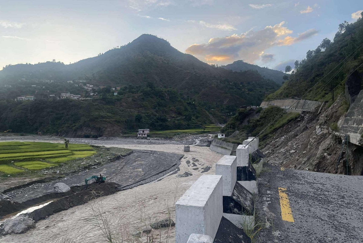 बाढीपहिरोका कारण तीन प्रदेशका नौ राजमार्ग अवरुद्ध