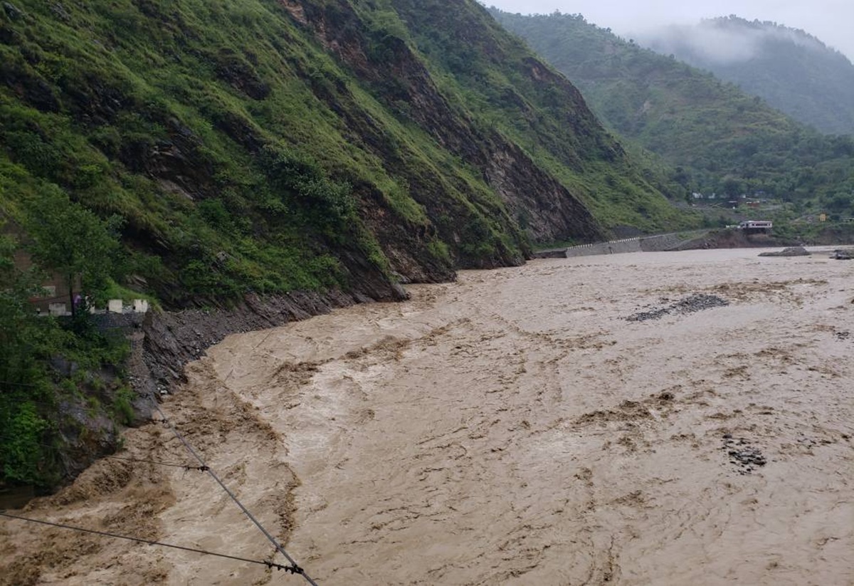 बाढीले क्षतिग्रस्त बीपी राजमार्गमा डाइभर्सन बनाउन सुरु