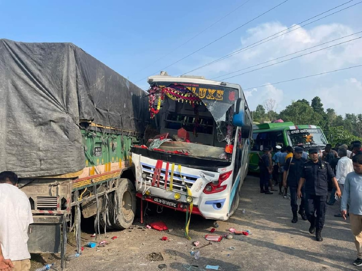 बुद्धभूमिमा बस र ट्रक ठोक्किँदा एकको मृत्यु, ३१ जना घाइते