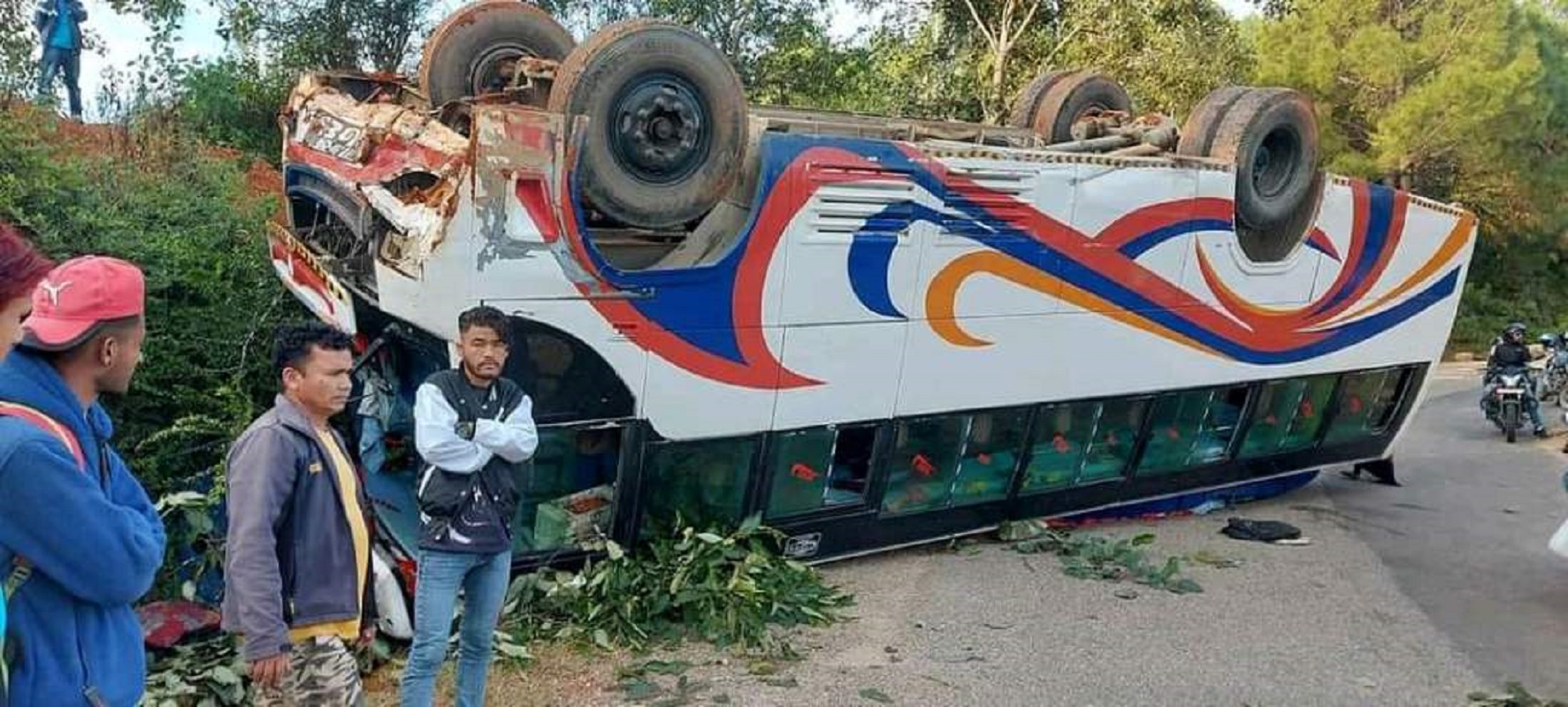 बाजुरा जाँदै गरेको बस डडेल्धुरामा दुर्घटना