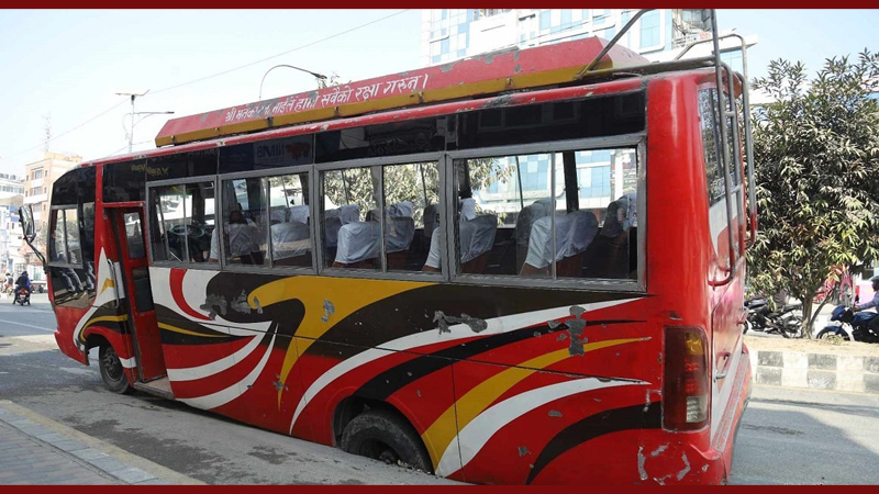 बानेश्वरमा गुड्दागुड्दैको बस भासिएपछि...