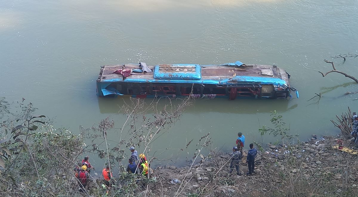 सवारी दुर्घटनामा १२ को मृत्यु, ३ जना मृत फेला