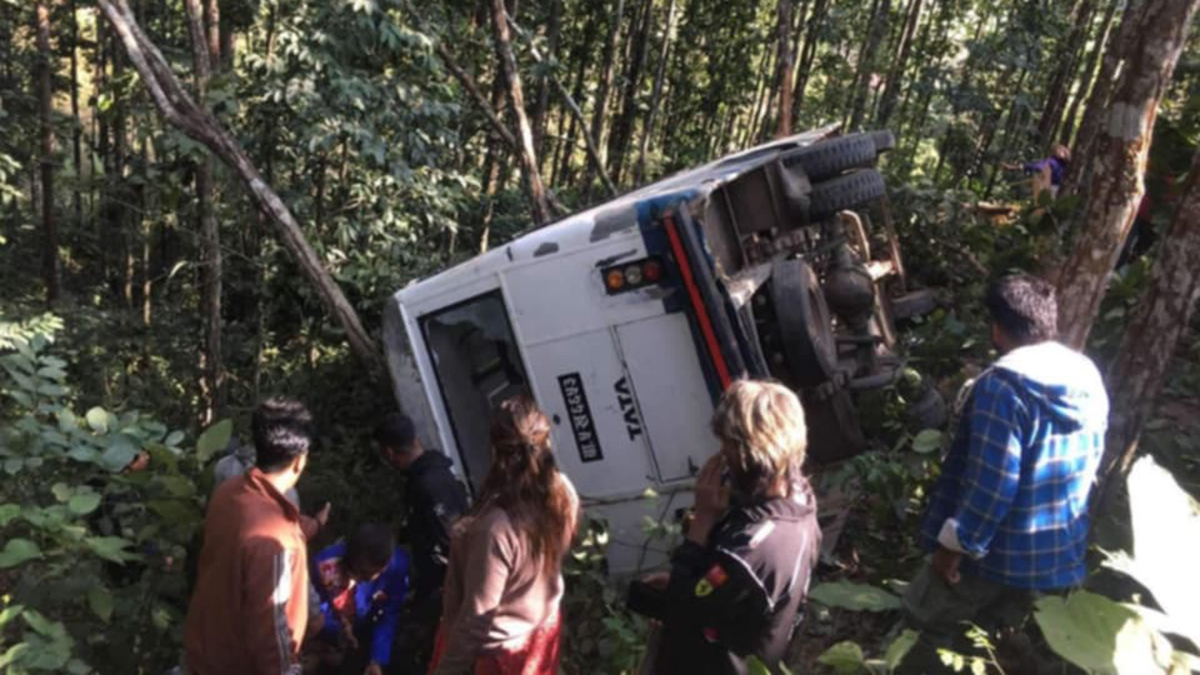 अनियन्त्रित भएर बस पल्टिँदा २२ जना घाइते