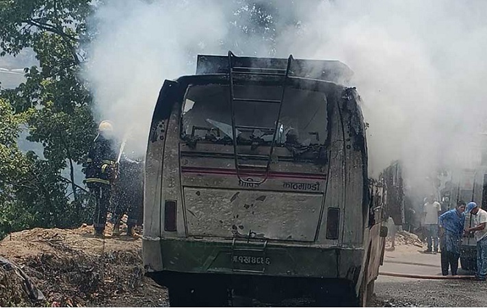 ३३ यात्रु सवार गुडिरहेको बसमा आगलागी