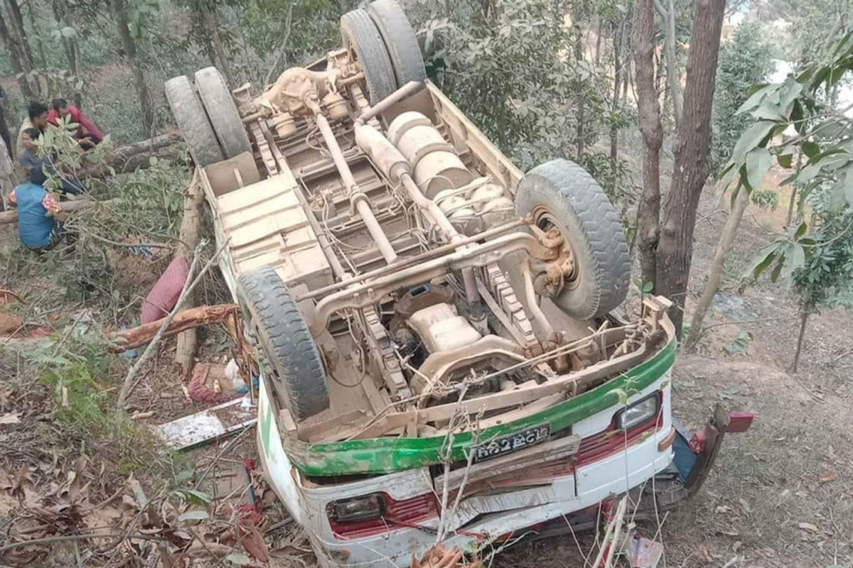 नुवाकोटमा बस दुर्घटना हुँदा तीन जनाको ज्यान गयो, २३ घाइते