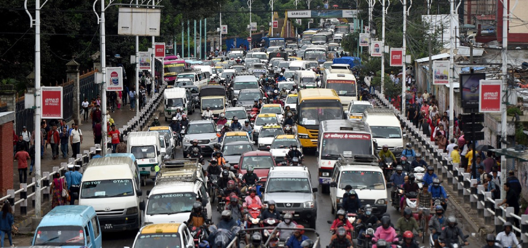 विशिष्टको निजी सवारी मोहले अस्तव्यस्त सार्वजनिक यातायात