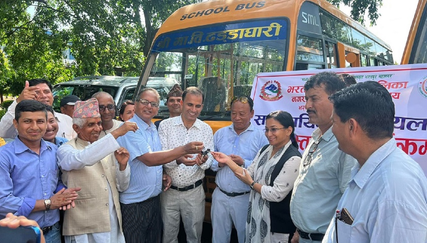 भरतपुर महानगरद्वारा सामुदायिक विद्यालयलाई बस वितरण