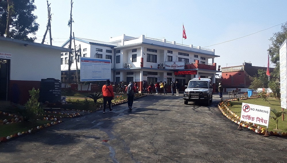 क्युआरबाट सेवाग्राहीको प्रतिक्रिया लिँदै जिप्रका नुवाकोट