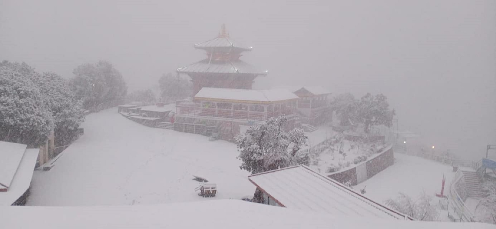 अविरल वर्षाका कारण चन्द्रागिरि डाँडामा हिमपात