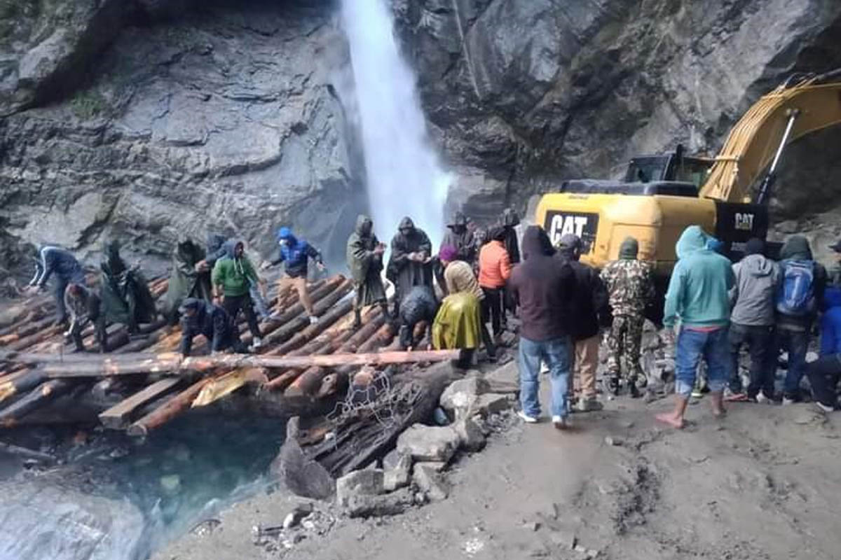 पहिरोले अवरुद्ध बेसीसहर-चामे सडक सूचारु