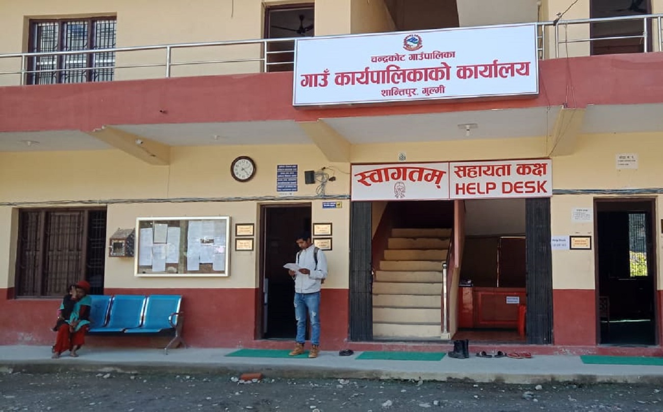 अवैध संरचना हटाउँदै चन्द्रकोट