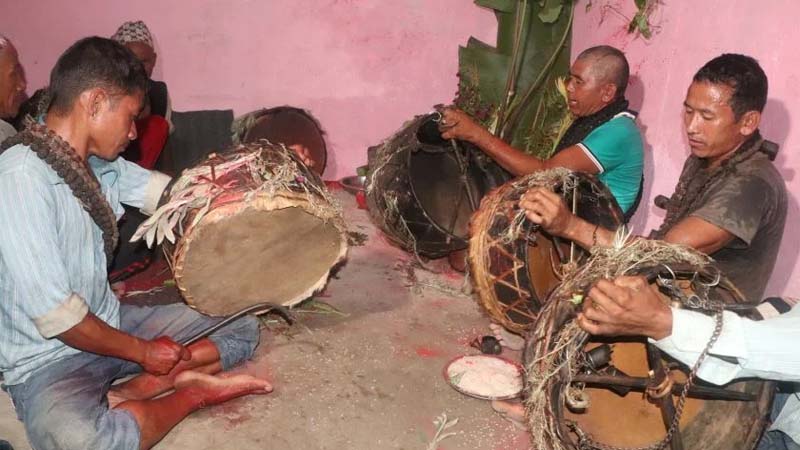 रातभर फलाकेर मनाए प्रकृति पुजक चेपाङले 'न्वागी'