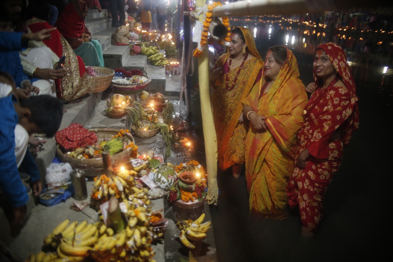 गौरीघाटमा आदिदेवको अर्घ्य-उपासना [फोटो फिचर]