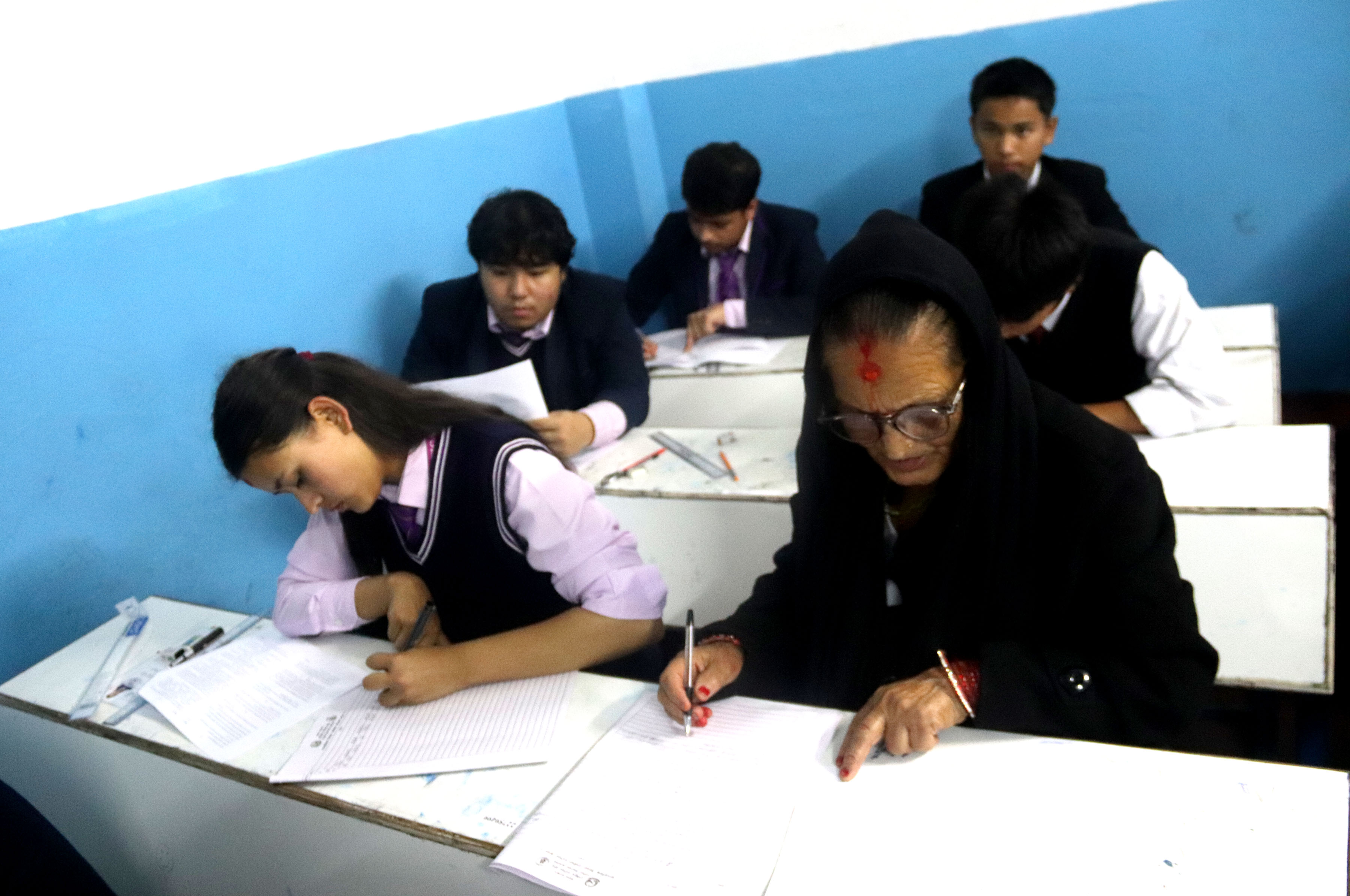 चार छोराछोरीकी आमा र तीन नातिनातिनाकी हजुरआमाले पनि दिँदैछिन् कक्षा १२ को परीक्षा