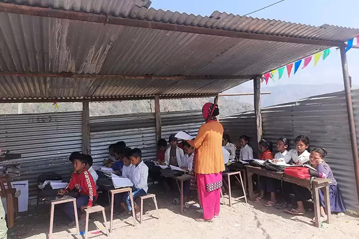 टिनले बेरिएको छाप्रोमा कक्षा १